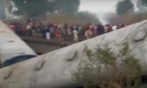 Два вагони пасажирського поїзда впали з мосту в Індії
