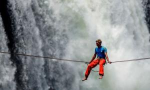 Спортсмен-екстремал пройшов по канату над водоспадом Ханле в Канаді