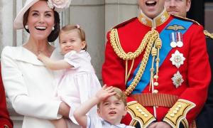 Герцогиня Кетрін із сімейством покидає королівський маєток
