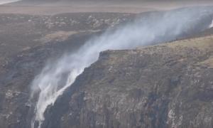 Шотландський водоспад став текти знизу вгору (відео)
