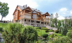 Суд в Києві заарештував колекцію алкоголю з резиденції Януковича