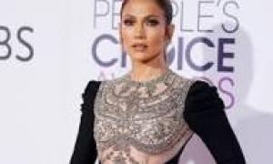 Плаття Дженніфер Лопес розійшлося по швах на врученні премії People’s Choice Awards (відео)