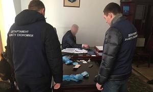 Одного з керівників Львівської митниці затримали на хабарі у 420 тисяч гривень