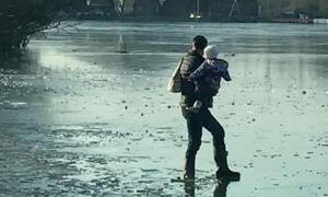 У Мережі обговорюють шокуюче фото, на якому батько з дитиною  на руках іде по тонкому льоду 