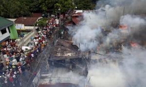 У Філіппінах пожежа у нетрях залишила без даху над головою тисячі людей