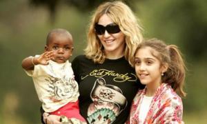 Мадонна таки удочерила двох дівчаток з Малаві