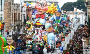 В Італії десятиметрова фігура впала на натовп учасників карнавалу (відео)