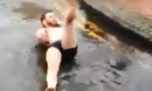 У Шотландії чоловік відсвяткував вихідний купанням в калюжі  (відео)