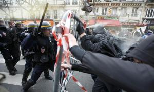 Протестуючі студенти спробували заблокувати вулиці в Парижі