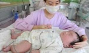 У Китаї жінка народила близнят через шість днів після народження сина
