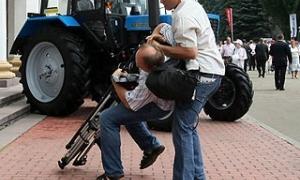Охоронця Януковича, який заломив руки журналісту, відсторонили від виконання обов'язків