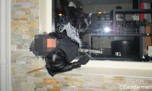 Злодій застряг у вікні магазину, який пограбував (фото)