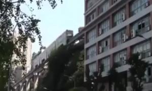 У Китаї потяг пустили через житловий будинок (відео)