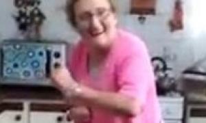 Відео з танцем аргентинської бабусі на кухні підірвало інтернет