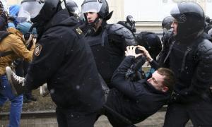 ЄС та США вимагають від Білорусі звільнити затриманих 