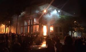 У Парагваї протестуючі підпалили конгрес, є жертви (фото)