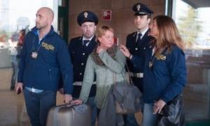 Росіянка, яка викинула тіло своєї дочки у валізі в море, затримана в аеропорту в Італії