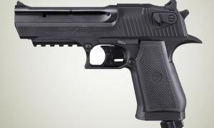 В одного росіянина прикордонники вилучили зброю, а в іншого - цигарки