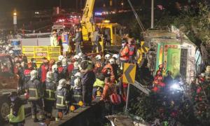 Тринадцять людей загинули при падінні автобуса в річку в Китаї
 