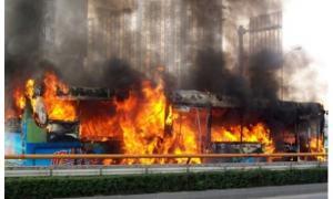 У передмісті Пекіна згоріли відразу 12 туристичних автобусів