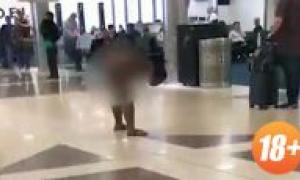 Пасажири зняли на камеру голу жінку, що розгулювала в  аеропорту
