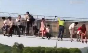 У Китаї кілька десятків туристів повисли над водою на підвісному мосту, що обірвався