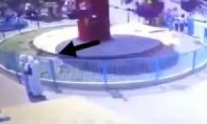 Маленька дівчинка вилетіла з високої каруселі і впала на перехожих (відео)