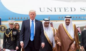 Трамп з дипломатами станцював із королем Саудівської Аравії (відео)