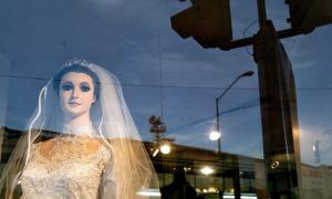 У Мексиці забальзамований труп рекламує весільне вбрання