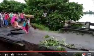 Шокуюче відео: родина провалилась під землю під час повені