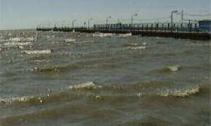 На Азовському морі шторм відрізав від суші 6 баз відпочинку