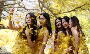 Студенти китайського коледжу носять золотистий одяг, виготовлений з листя гінгко