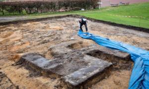 Німецькі робітники розкопали гігантську бетонну свастику