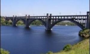 Мати скинула 3-річну дочку з 40-метрового мосту