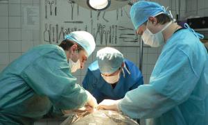 Хірурги витягли зі шлунка жінки залишений там три роки тому рушник