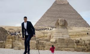 Найвищий у світі чоловік і найменша жінка зустрілися в Єгипті