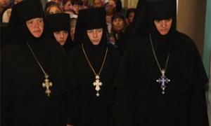 Журналісти цікавляться у настоятеля УПЦ МП Володимира, з якого дива святі отці насилають на них болячки