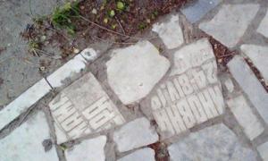 У російському місті тротуар вимостили надгробними плитами з іменами небіжчиків