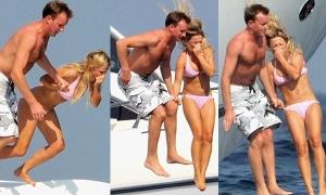 Джері Холлівел з коханим пірнає з яхти