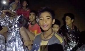 Тайланд: Рятувальники відмовилися від задуму визволяти дітей з печери вплав