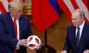 Сенатор США порадив перевірити подарований Путіним Трампу мяч на наявність «жучків»