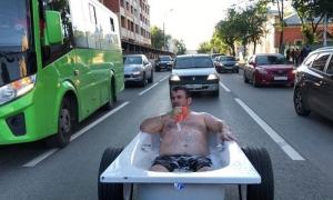 Вулицями міста покатався у  ванні на колесах 