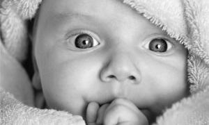 Вигляд дитини, котра плаче, викликає емоційний підйом у матерів