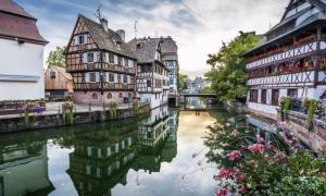 Експеримент: Жителям швейцарської села Рейнау щомісяця видаватимуть по 2,5 тисячі франків 