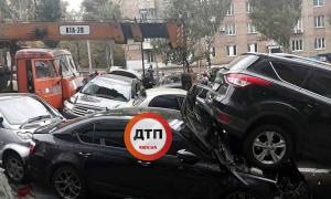 У Києві автокран протаранив близько 10 автомобілів 
