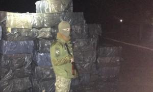 На Буковині прикордонники заскочили контрабандистів на гарячому: затримано 50 ящиків сигарет