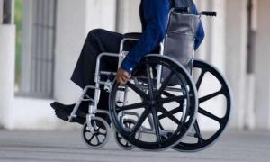 Військовослужбовці передали людям, які мають проблеми з опорно-руховим апаратом, інвалідні візки