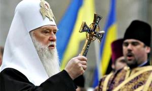 До православних, які зібралися на Софіївській площі, вийшли священики