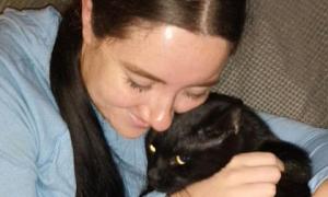 Дівчина погладила бездомну кішку і виявилася паралізованою