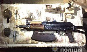На Донеччині з гаража вилучено арсенал зі зброєю, викраденою з луганського відділка поліції